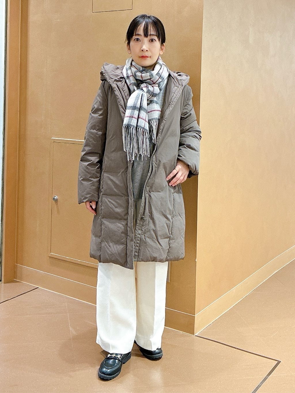 hattoriさんの「INDIVI｜【撥水／洗える】ステッチレス ロングダウンコート」を使ったコーディネート