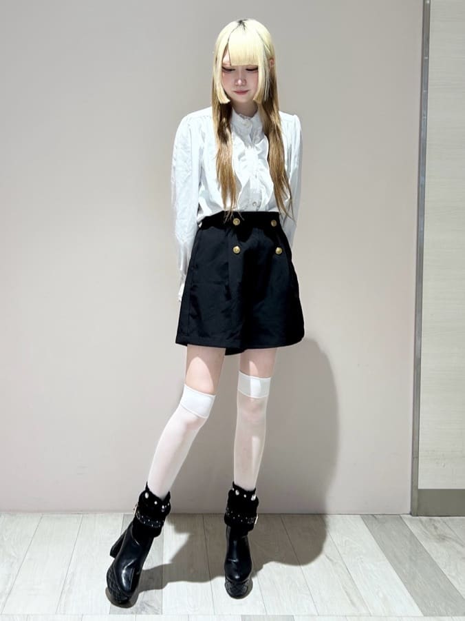 しおりんさんの「ESPERANZA｜【ラク盛り／ショートブーツ】リピーター続出／脚長美脚 マルチWAYショートブーツ」を使ったコーディネート