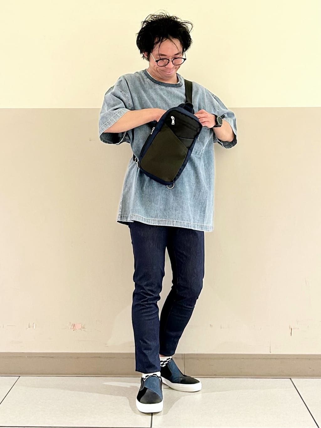 KENJI Iさんの「THE SHOP TK｜ライトデニム半袖Tシャツ【洗濯機OK】」を使ったコーディネート