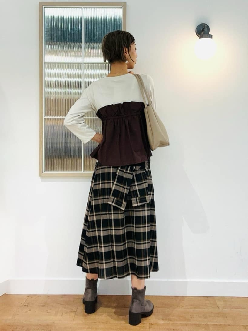 えまんさんの「SHOO･LA･RUE｜【洗濯機可/S-LL】1枚で華やか フリルドッキングトップス」を使ったコーディネート