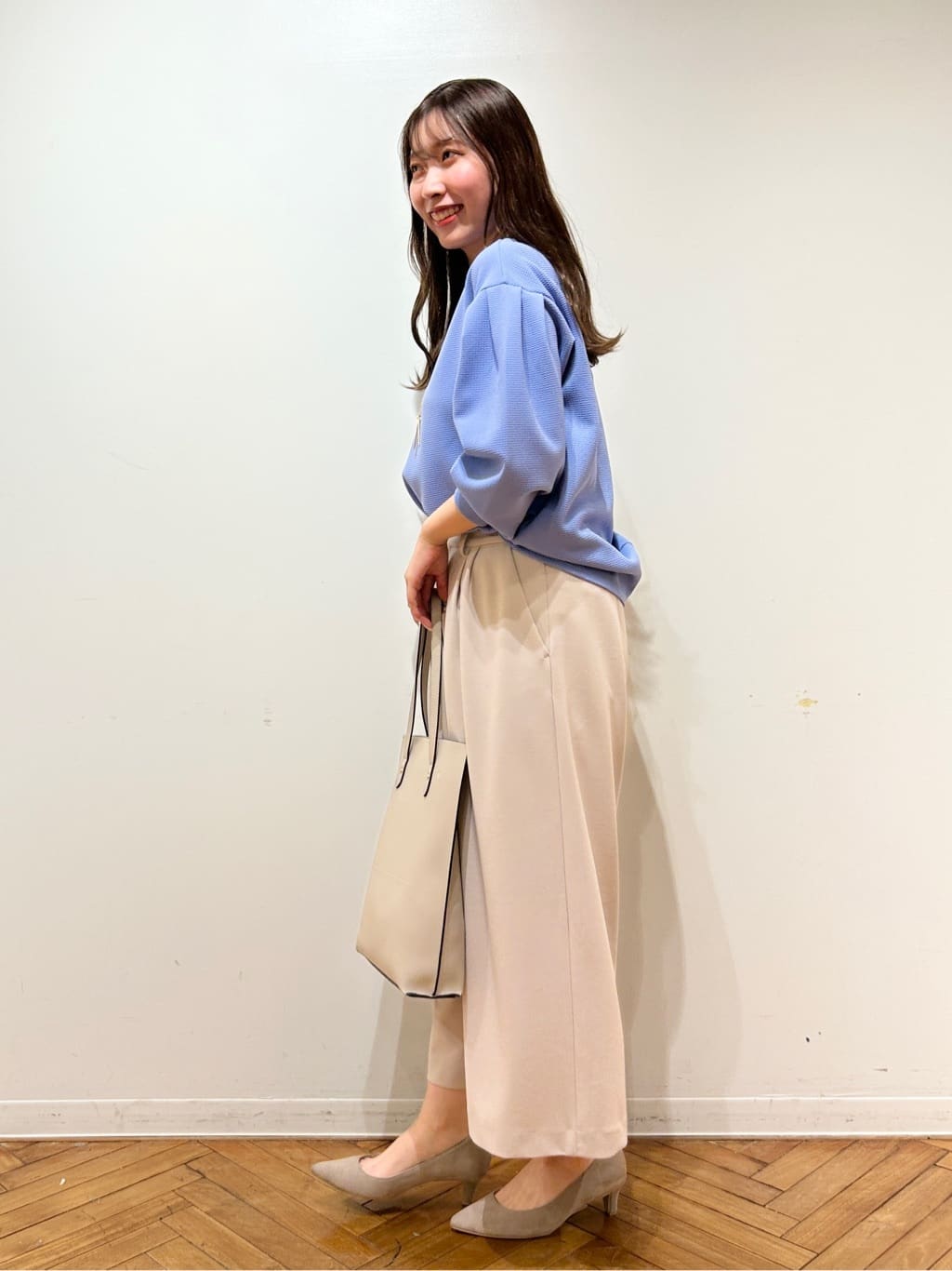 shionさんの「SHOO･LA･RUE｜【通勤/デイリー/セットアップ可】マルチに使える カットジョーゼット ワイドパンツ」を使ったコーディネート