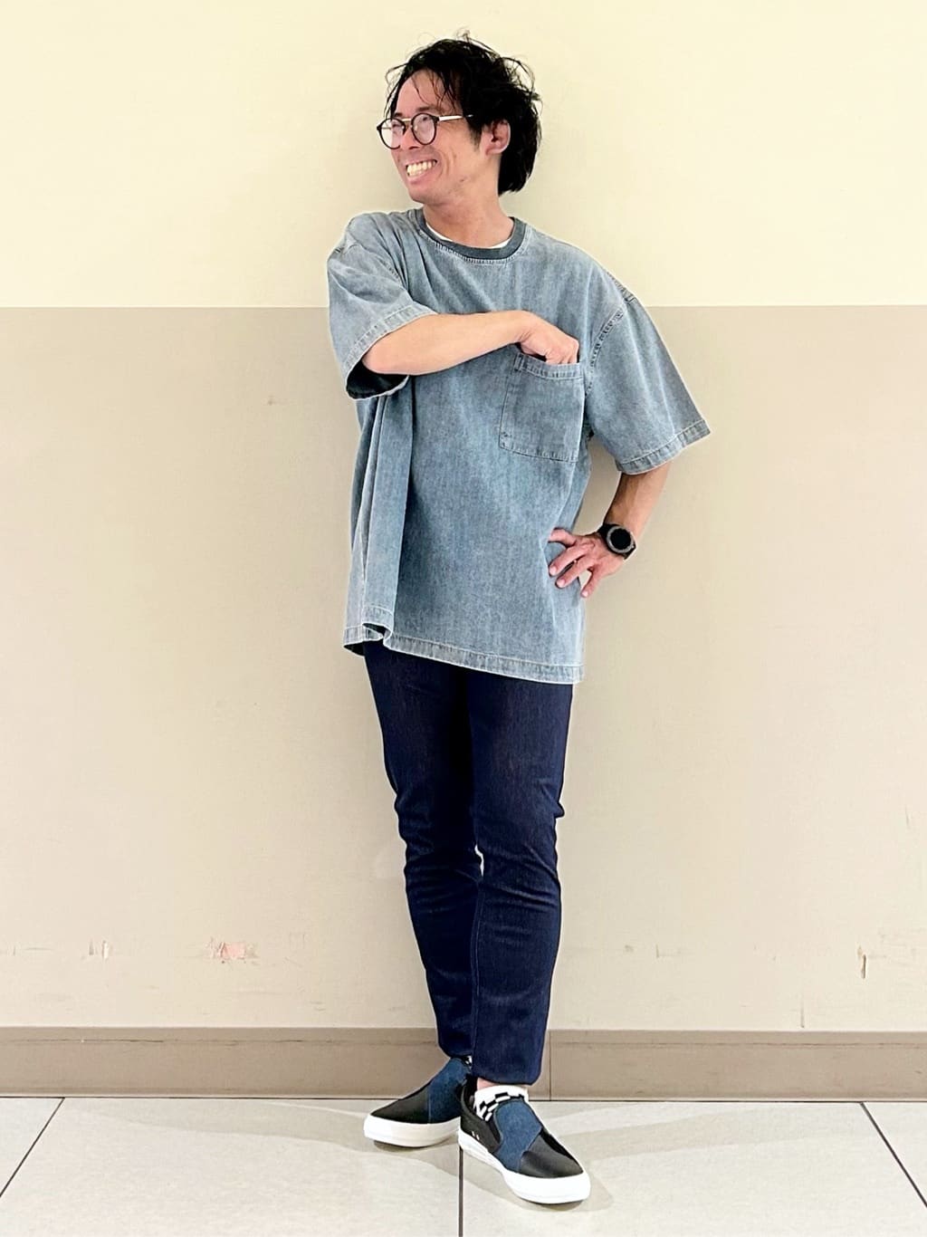KENJI Iさんの「THE SHOP TK｜ライトデニム半袖Tシャツ【洗濯機OK】」を使ったコーディネート
