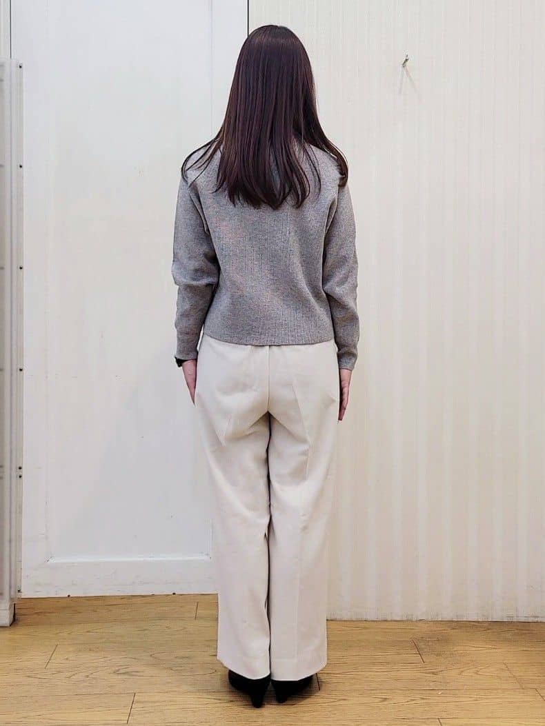 LISAさんの「grove｜【ふわっと心地よい足入れ】やわここち(R)Vカットパンプス」を使ったコーディネート