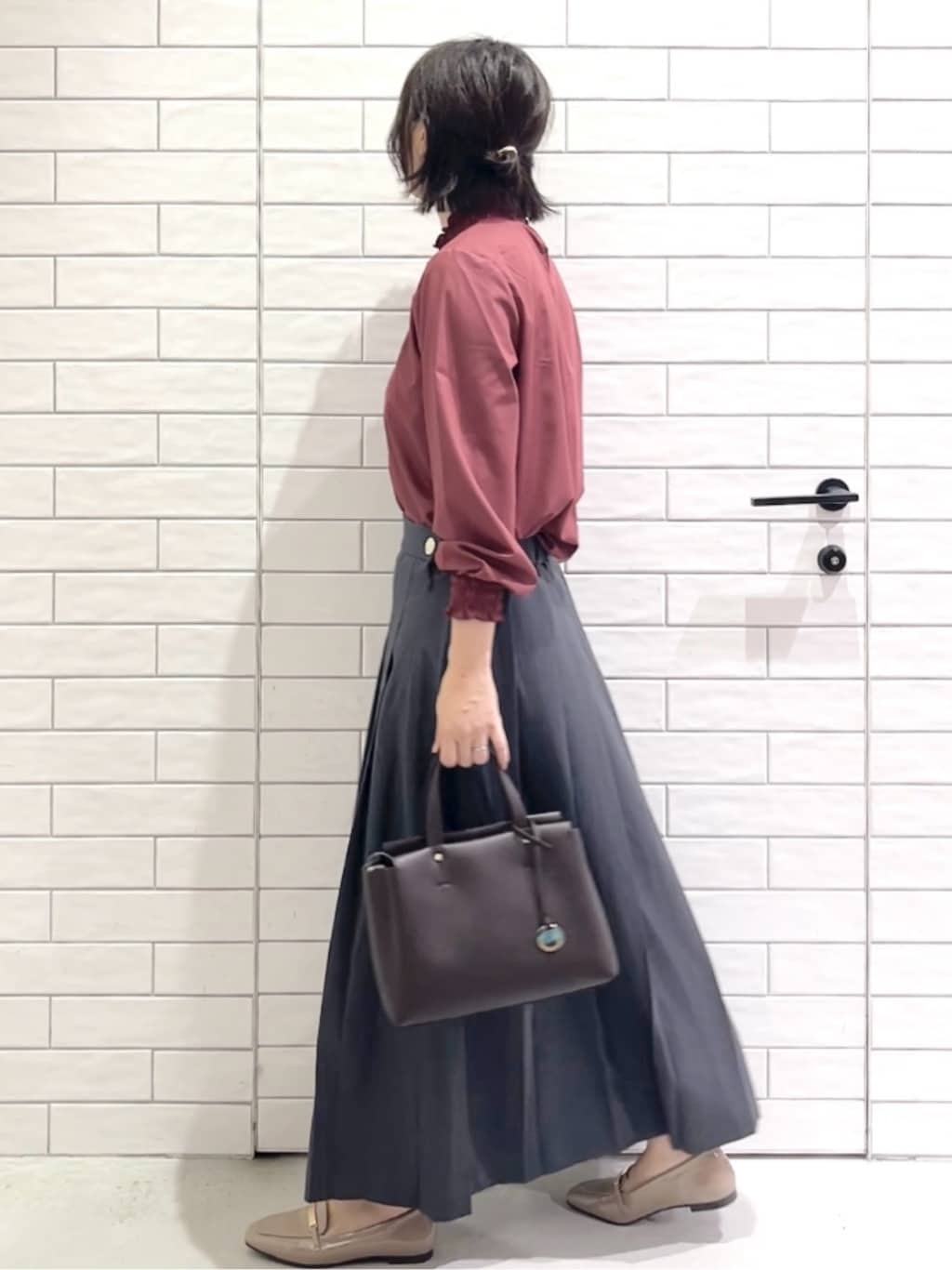 しおりさんの「OPAQUE.CLIP｜シャーリングハイネックブラウス【洗濯機OK】」を使ったコーディネート