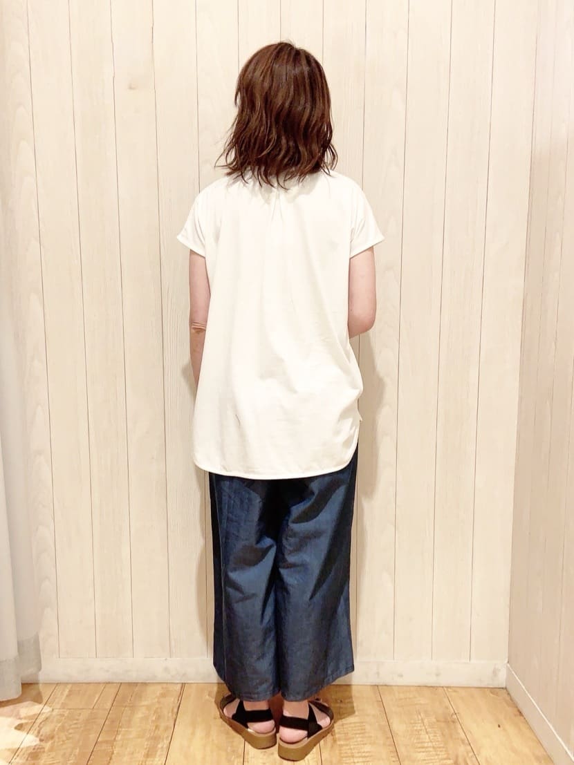 あいこさんの「SHOO･LA･RUE｜【洗える/S-LL/ひんやり】金ボタンがアクセント　大人のデニムガウチョパンツ」を使ったコーディネート