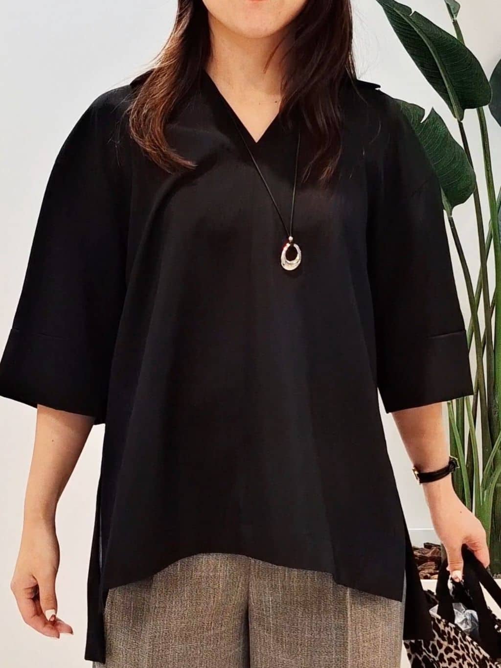 YuKaRiさんの「UNTITLED｜【UVカット/接触冷感/吸水速乾/ゆったり】V開きネックシャツ」を使ったコーディネート