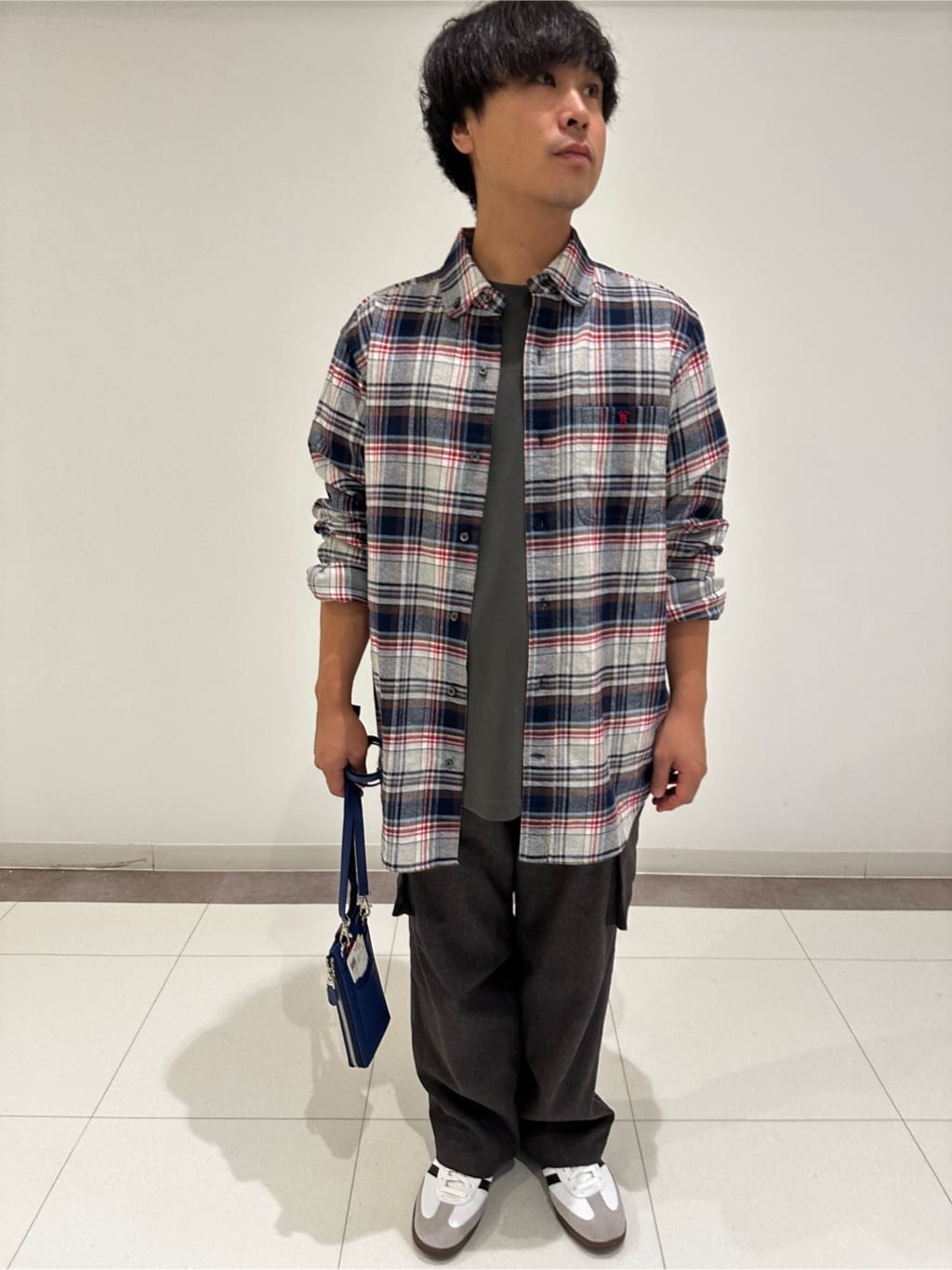 MATSUBARAさんの「DRESSTERIOR｜【Safari5月号掲載】イタリアレザースマホショルダーバッグ」を使ったコーディネート