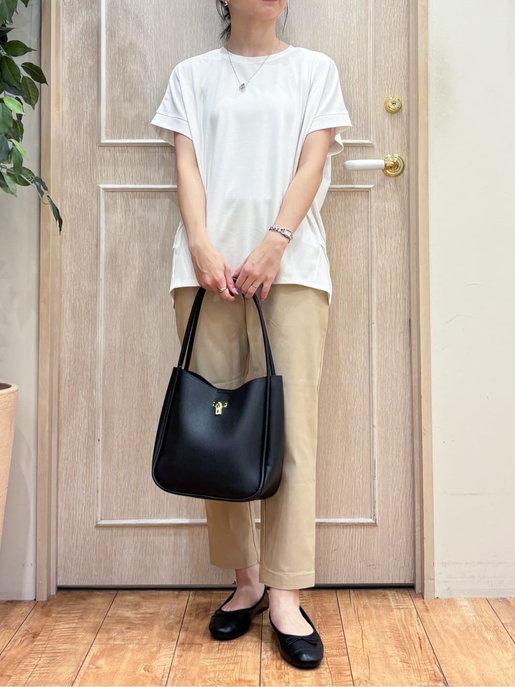なみさんの「SHOO･LA･RUE｜【S-LL/汗ジミ軽減/ひんやり/UV】体型カバーに タック入りドルマントップス」を使ったコーディネート