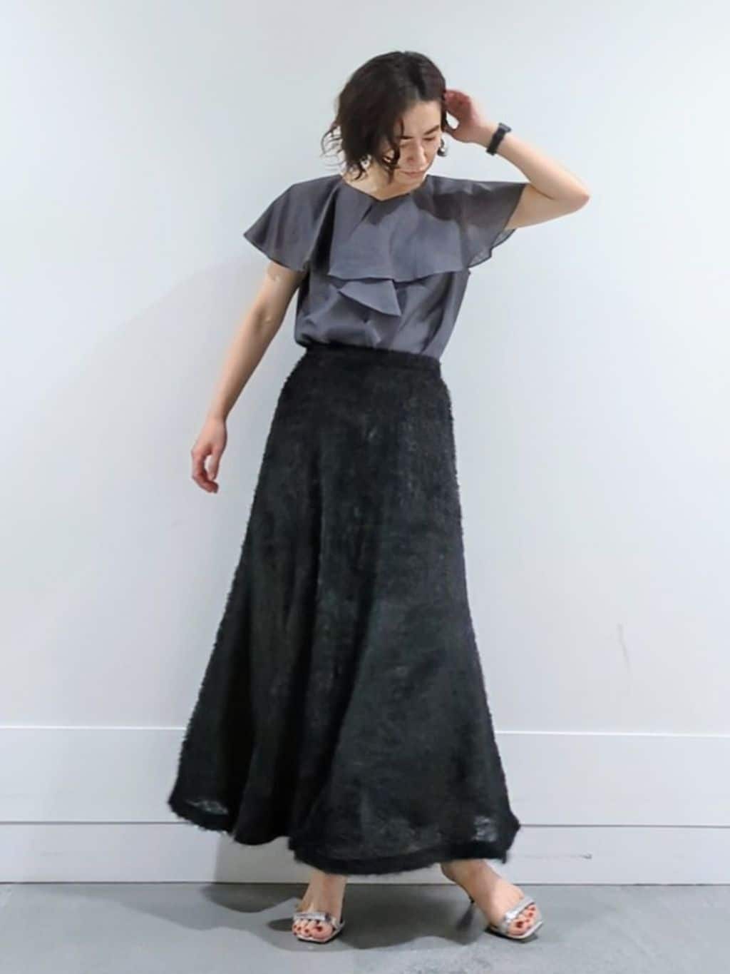 ミズタさんの「UNTITLED｜【きれいめ/洗える/フリル】ラッフルシアーブラウス」を使ったコーディネート