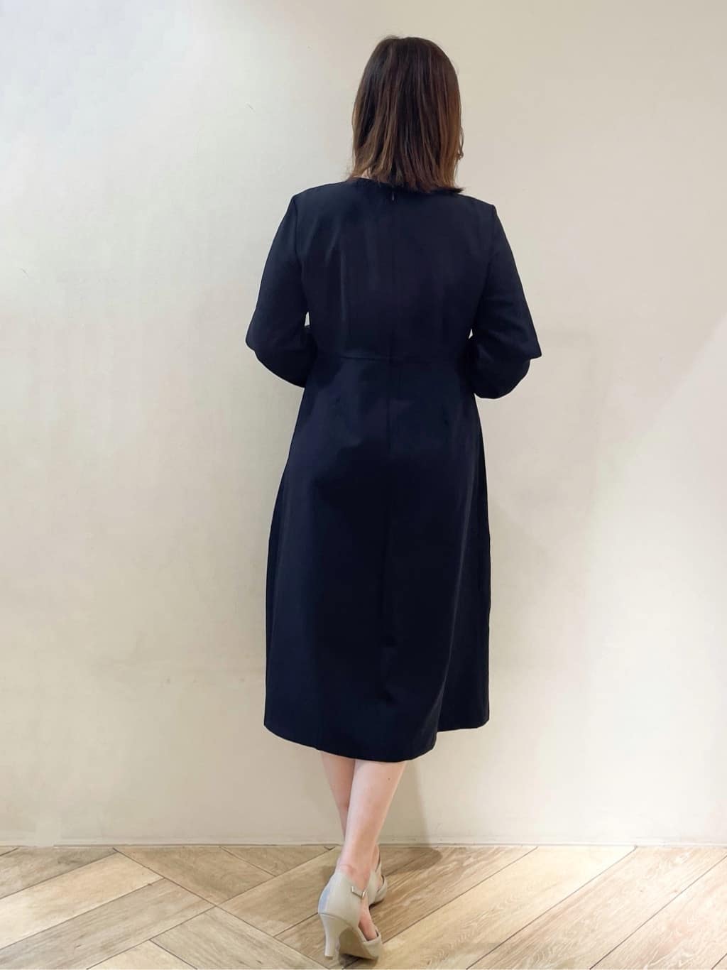 makiさんの「index｜◆＜通勤・セレモニー対応＞キーネックパール調フレアワンピース【洗濯機洗い可／イージーアイロン】」を使ったコーディネート