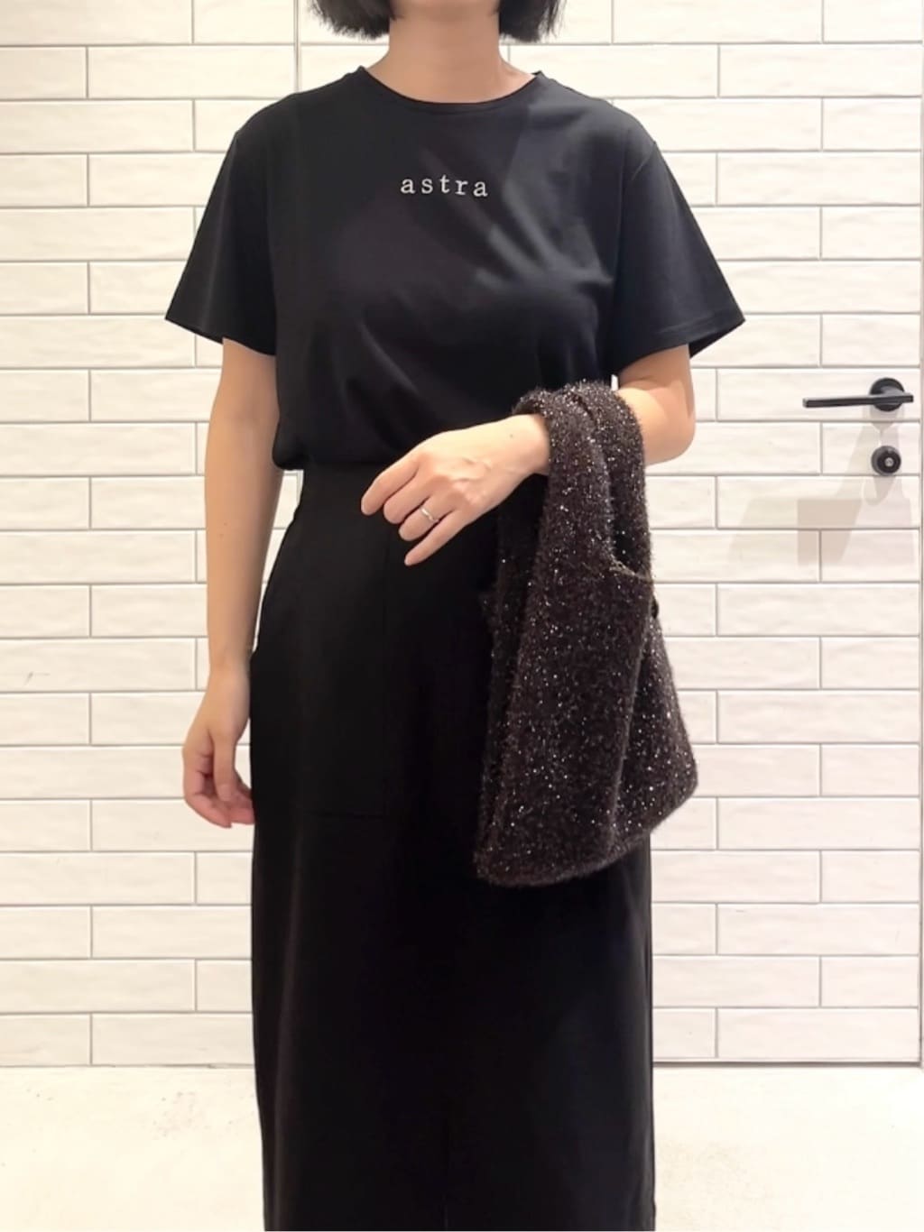 しおりさんの「OPAQUE.CLIP｜メタリック刺繍ロゴTシャツ【接触冷感／洗濯機洗い可】」を使ったコーディネート