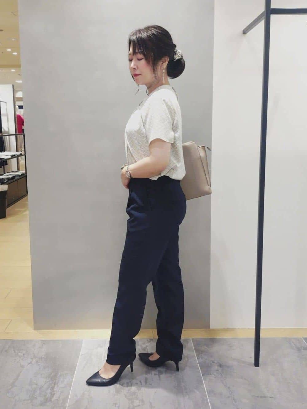 TOMOMIさんの「INDIVI｜【洗える／通勤／スーツ】メランジストレッチ テーパードパンツ」を使ったコーディネート