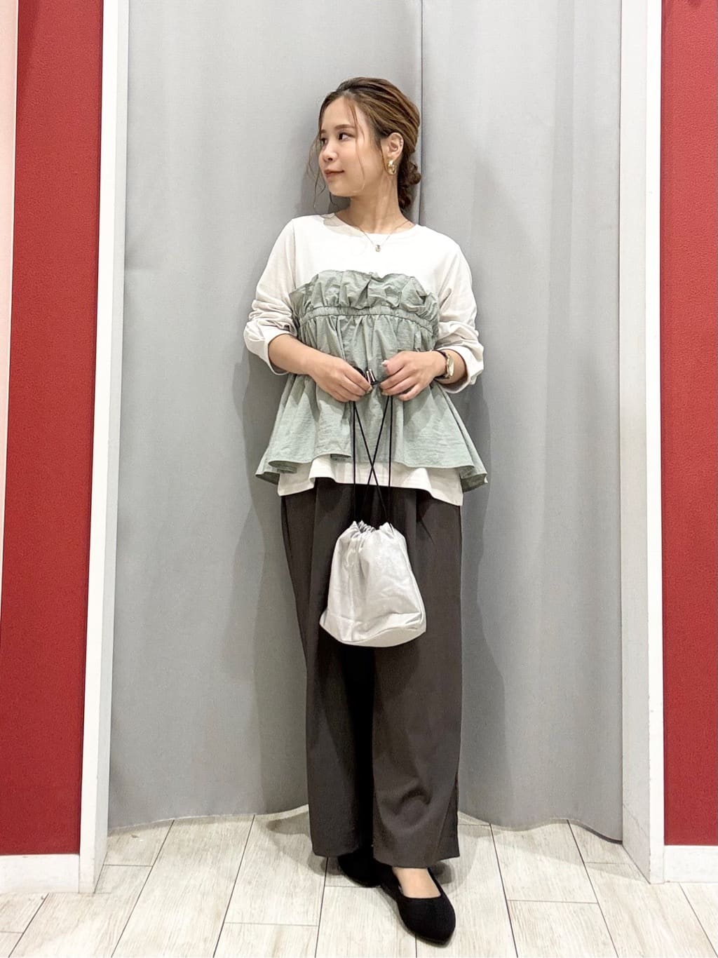 shioさんの「SHOO･LA･RUE｜【洗濯機可/S-LL】1枚で華やか フリルドッキングトップス」を使ったコーディネート