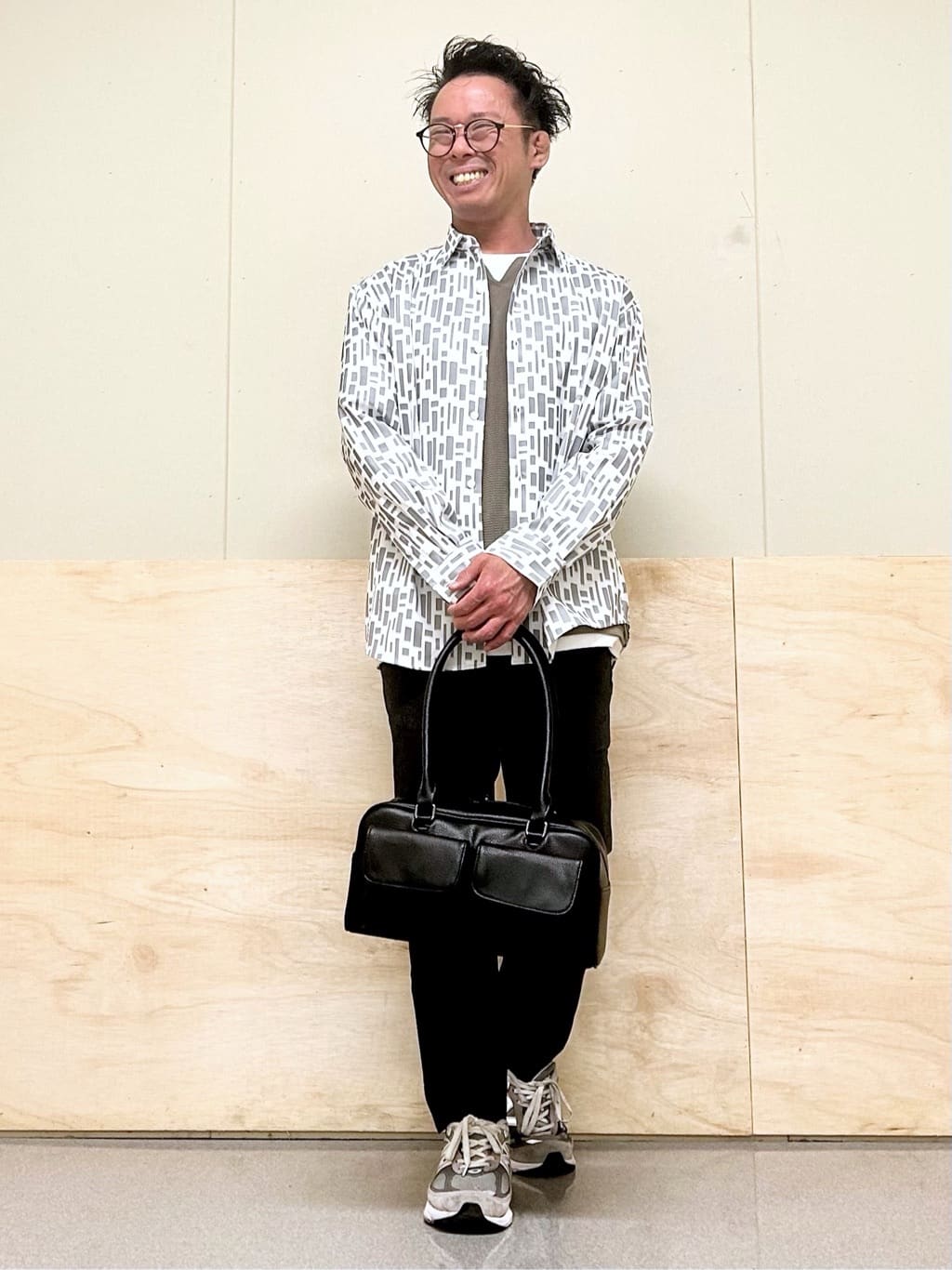 KENJI Iさんの「THE SHOP TK｜【オールシーズン穿ける！】7DAYSストレッチへリンボンパンツ　ON&hArr;OFF兼用」を使ったコーディネート