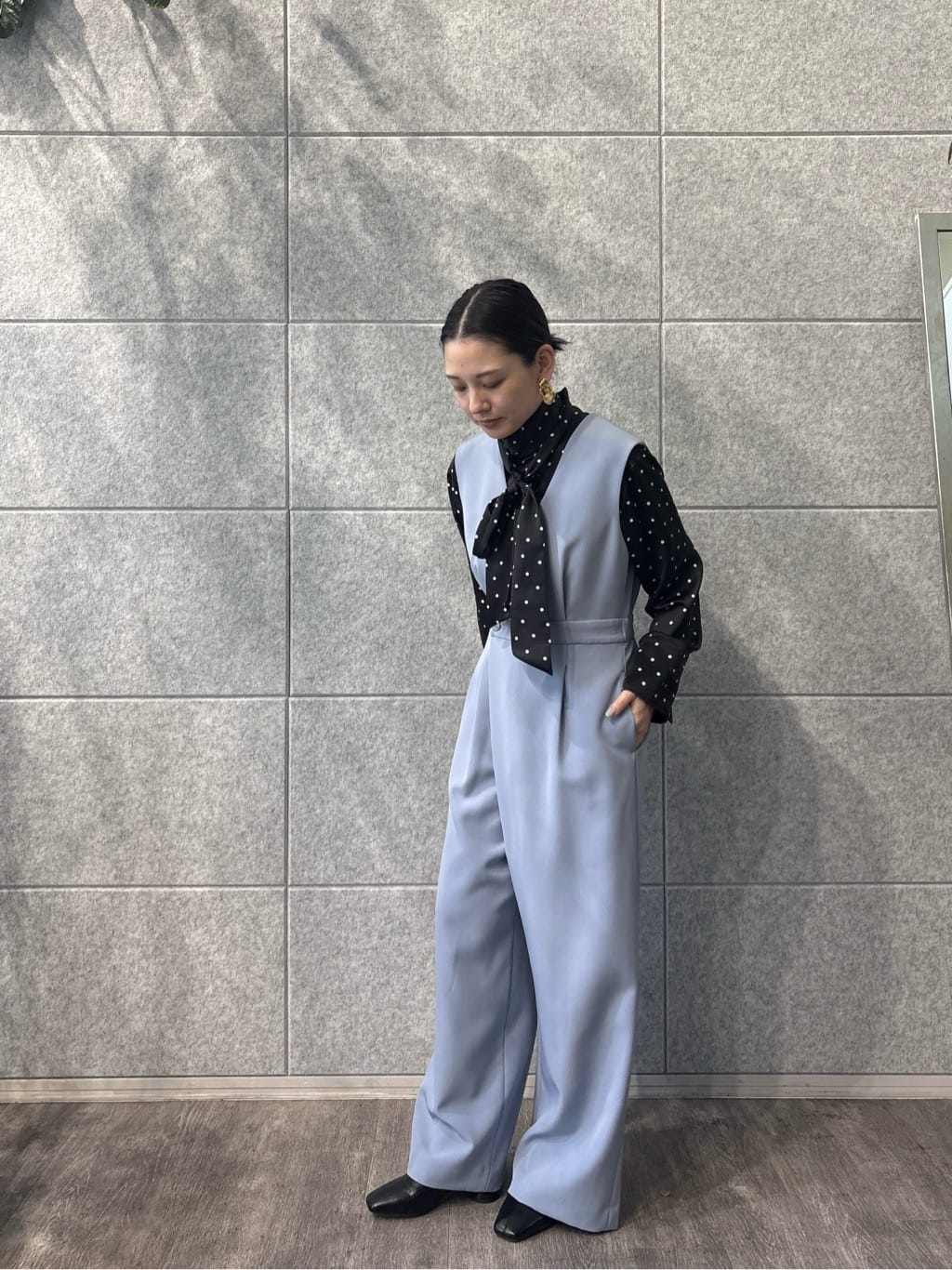 ayanoさんの「INDIVI｜【オケージョン／セレモニー／セットアップ可能】ダブルクロスサロペット」を使ったコーディネート