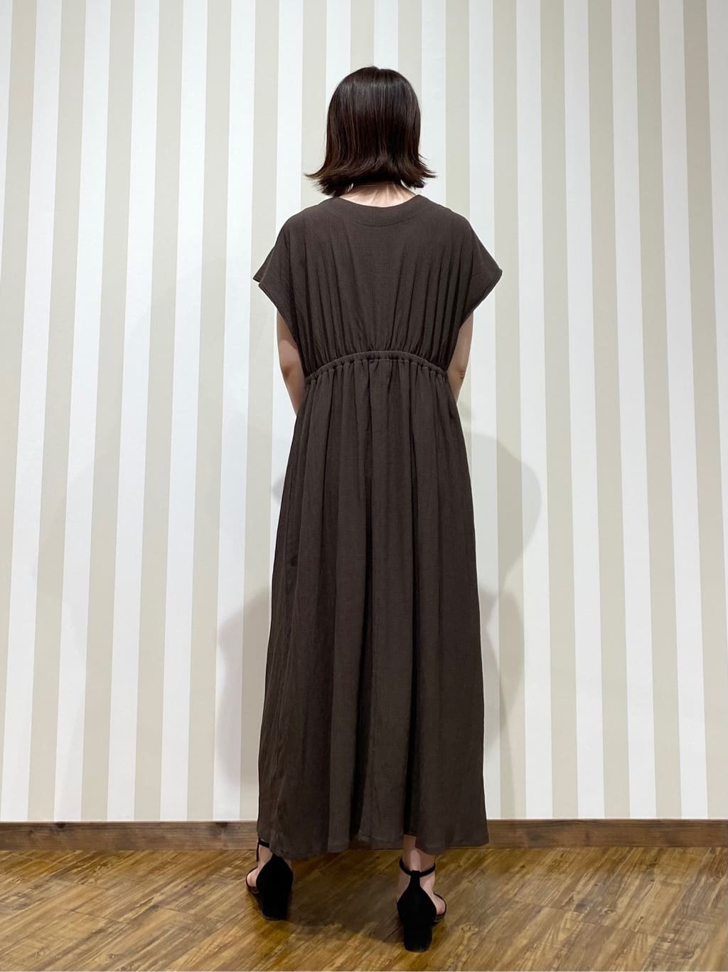SAOさんの「SHOO･LA･RUE｜【前後2WAY】さらりと大人上品に 楊柳フレンチワンピース」を使ったコーディネート