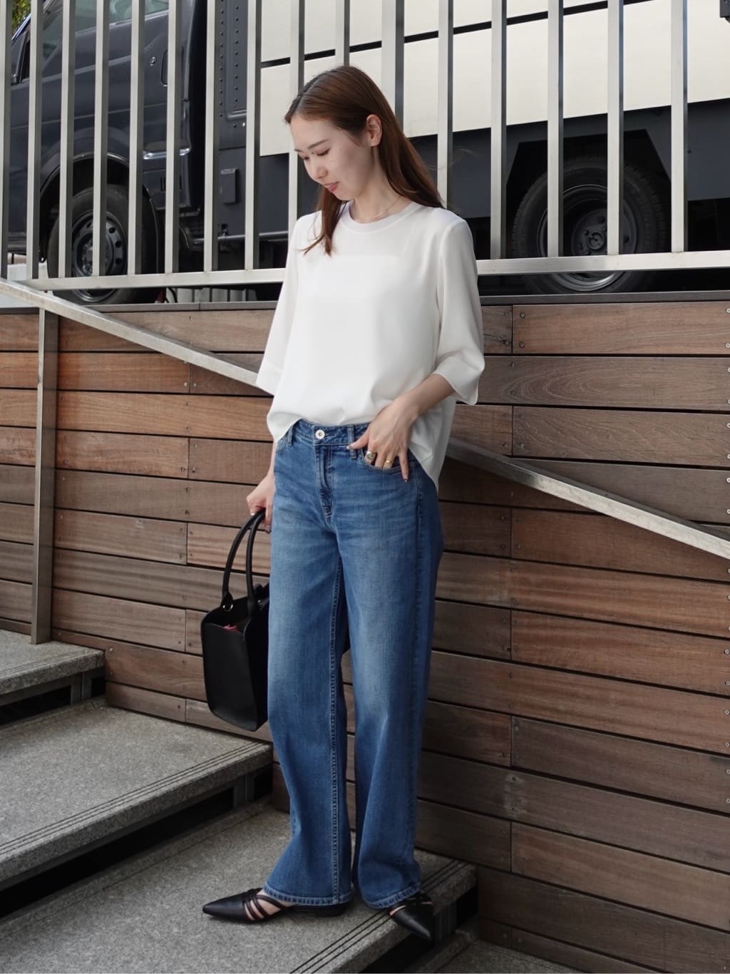 mitsukiさんの「INDIVI｜【褒められデニム】ワイドストレート デニムパンツ」を使ったコーディネート