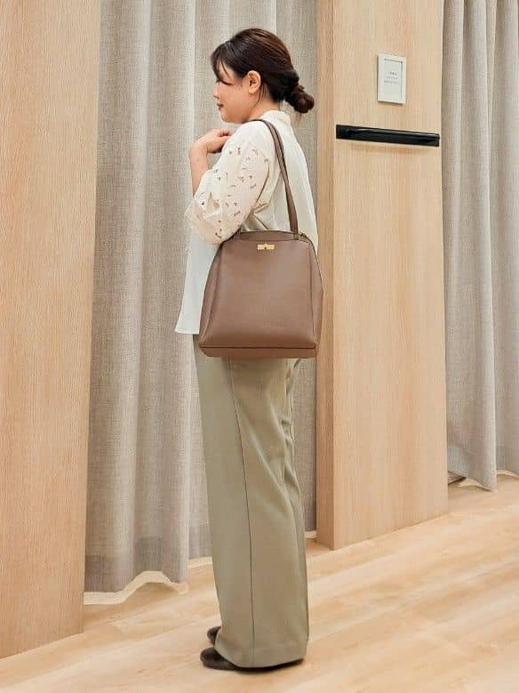 ふるさんの「grove｜すっきりもリラックスも叶える　ウエストイージー美脚フレアパンツ」を使ったコーディネート