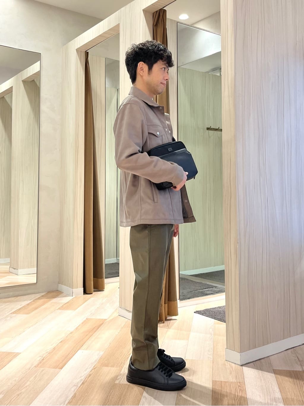 URAさんの「TAKEO KIKUCHI｜【尾州織】ブリスタ Vネック カットソー」を使ったコーディネート