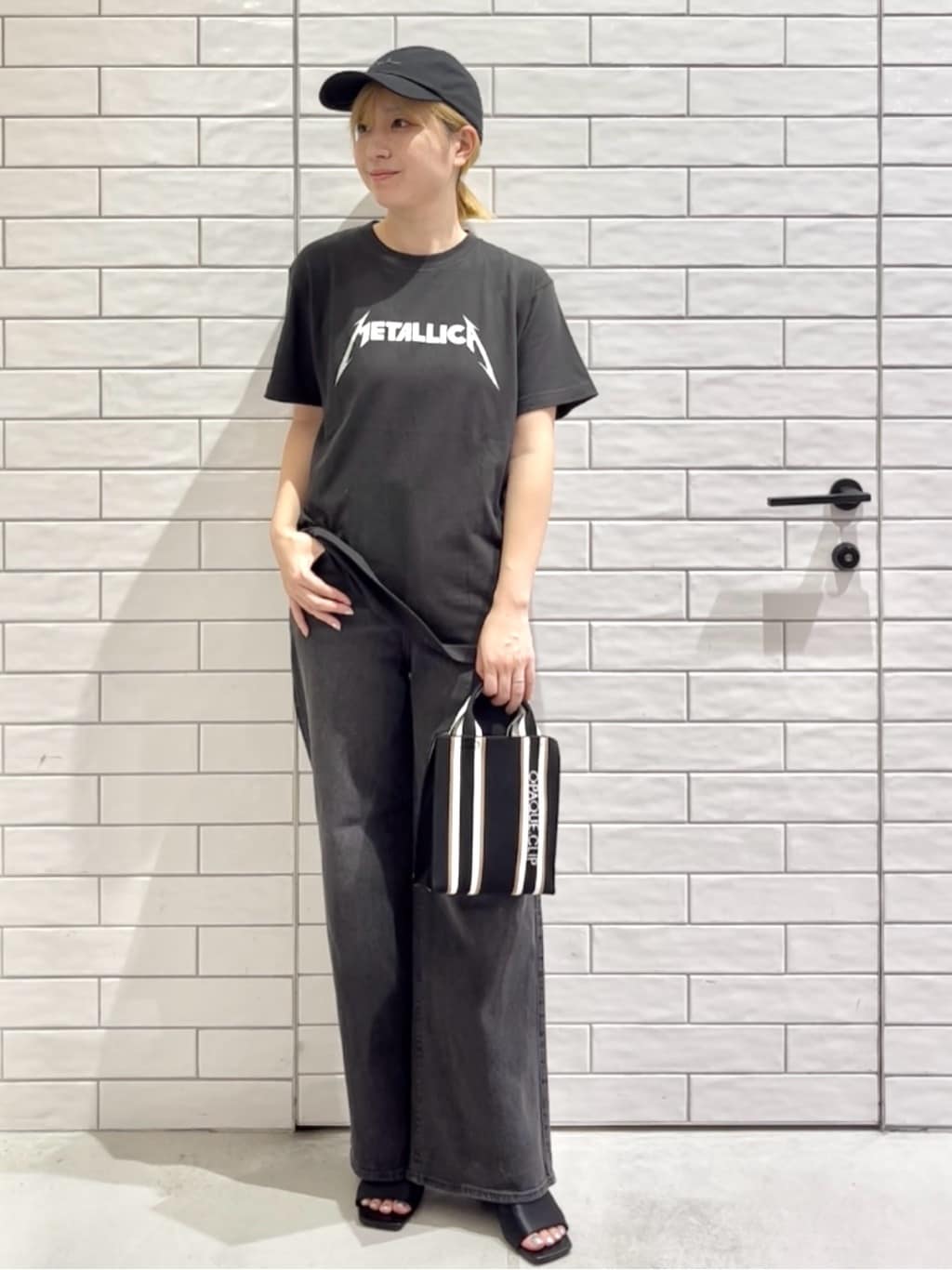 しおりさんの「OPAQUE.CLIP｜ロックTシャツ別注アソート【GREEN DAY／METALLICA／THE BEATLES】」を使ったコーディネート