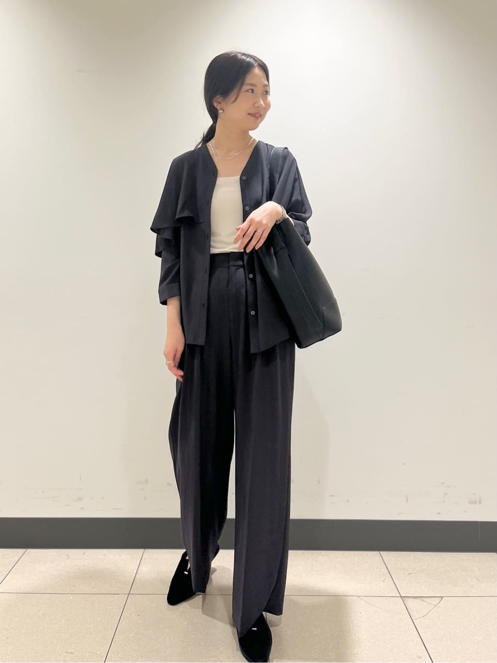 shokoさんの「INDIVI｜【羽織りとしても活躍！】ケープカラーブラウス」を使ったコーディネート