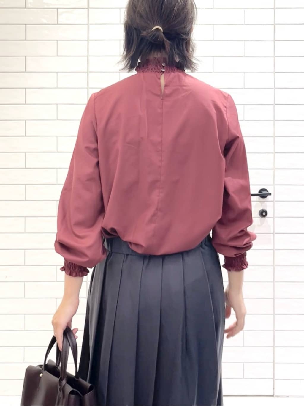 しおりさんの「OPAQUE.CLIP｜シャーリングハイネックブラウス【洗濯機OK】」を使ったコーディネート