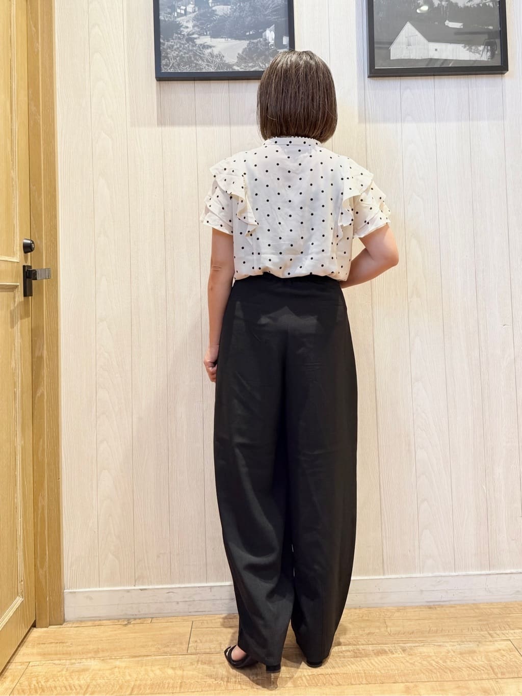 Megさんの「SHOO･LA･RUE｜【無地/ドット柄】お袖フリルが華やぐ きれいめブラウス」を使ったコーディネート