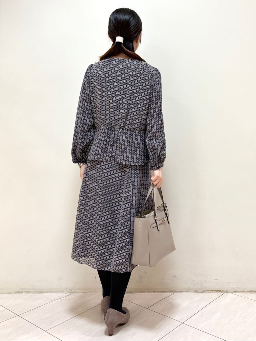 mikiさんの「Reflect｜【きちんと見え／セットアップ可／通勤におすすめ◎】ペプラムプリントブラウス」を使ったコーディネート
