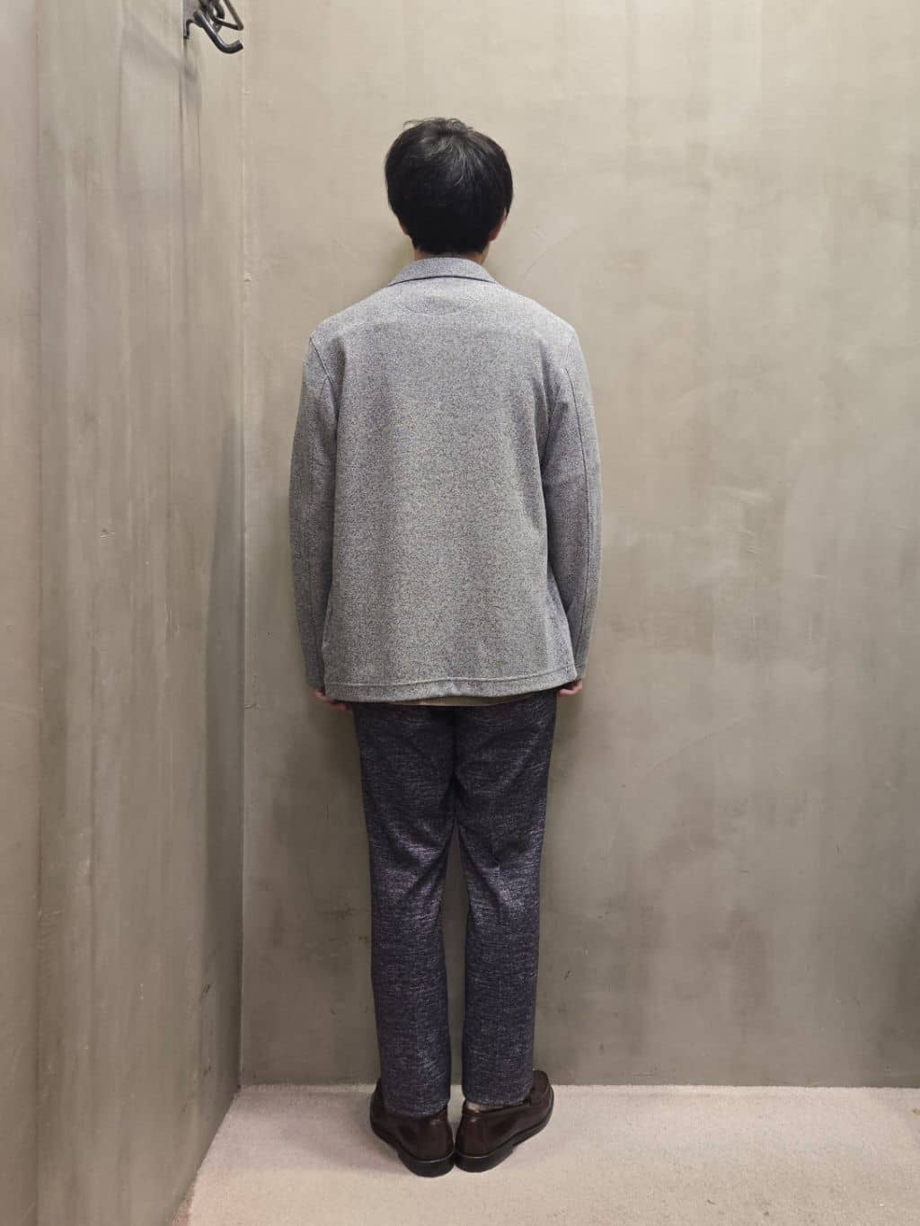 白木駆さんの「TAKEO KIKUCHI｜【ONOFF対応】TRダブルニット ストレッチパンツ」を使ったコーディネート