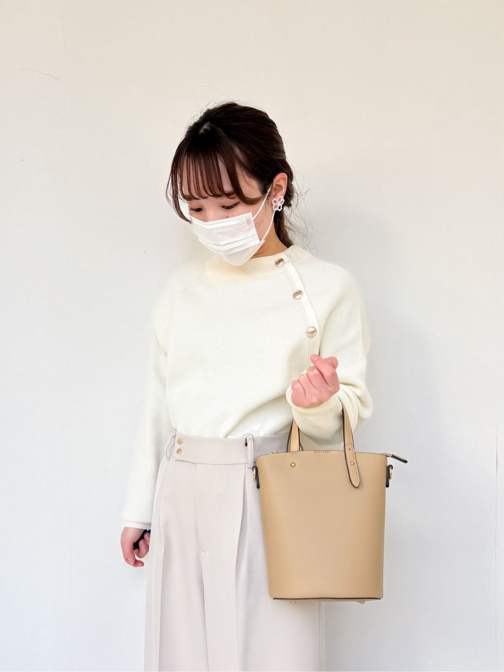 momoさんの「grove｜◆肩釦ラグランスリーブプルオーバー」を使ったコーディネート