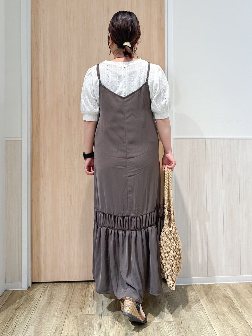 mimoさんの「SHOO･LA･RUE｜【ひんやり】シャーリングがアクセントに 大人のデザインキャミワンピース」を使ったコーディネート