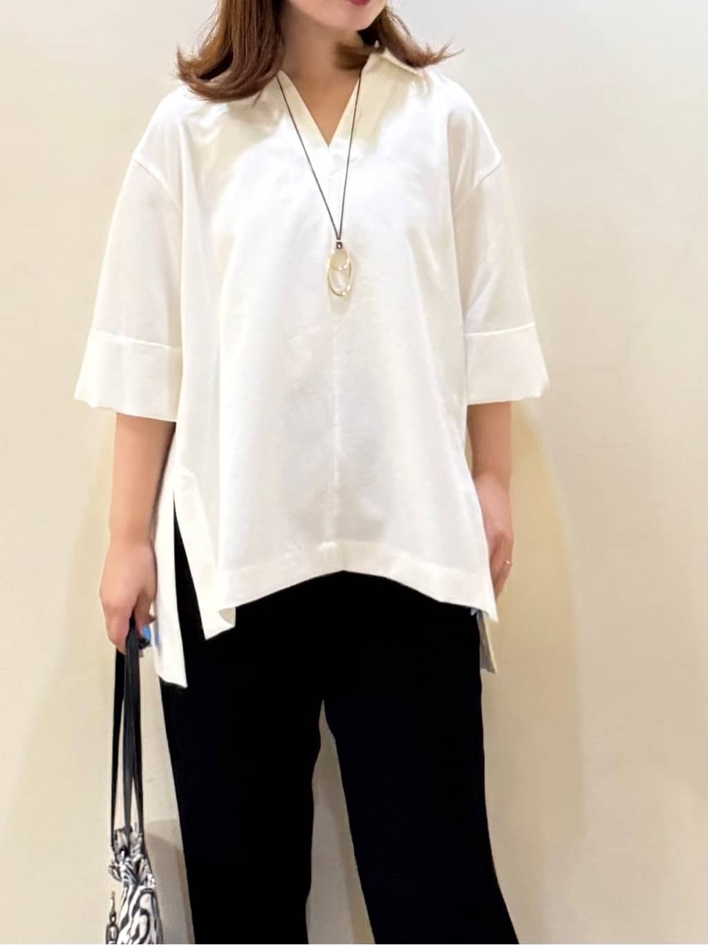 いくみさんの「UNTITLED｜【UVカット/接触冷感/吸水速乾/ゆったり】V開きネックシャツ」を使ったコーディネート