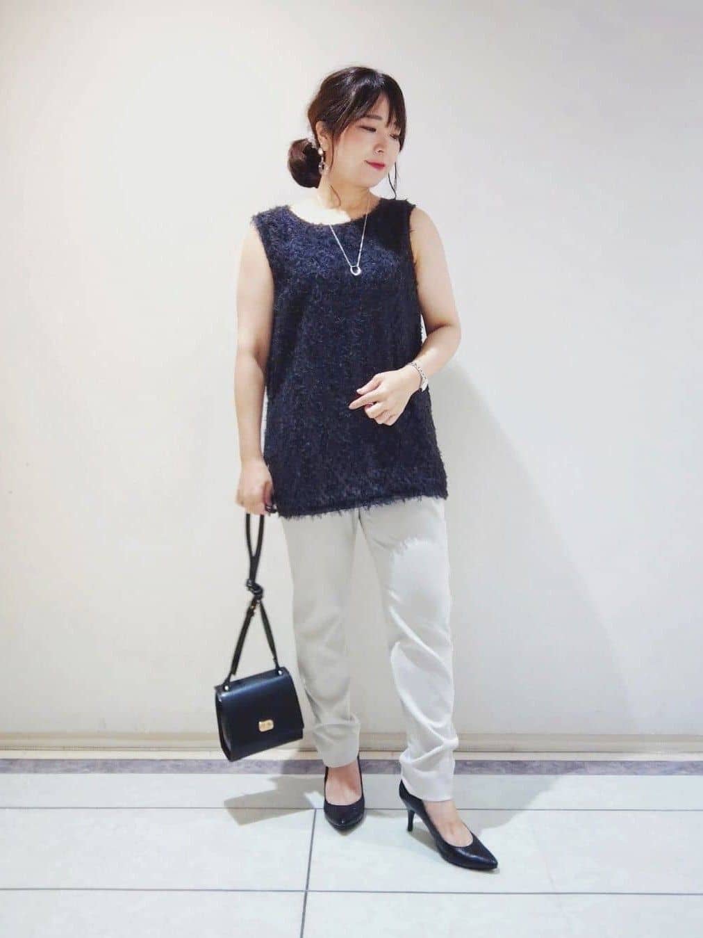 TOMOMIさんの「INDIVI｜人気NO.1【褒められパンツ／高ストレッチ／ウエストゴム】タックテーパードパンツ」を使ったコーディネート