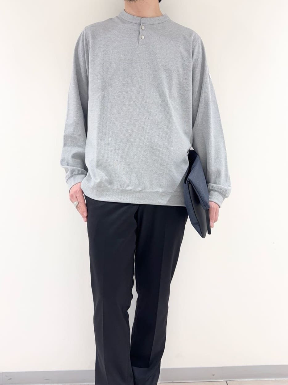 及川さんの「TAKEO KIKUCHI｜【ONOFF対応】TRダブルニット ストレッチパンツ」を使ったコーディネート