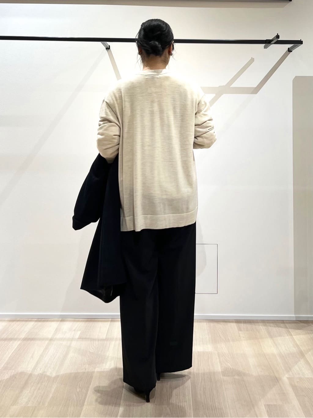 TOMOMIさんの「UNTITLED｜【アンサンブル可/洗える/ボタンなし】シルクウールカシミヤ 着流しカーディガン」を使ったコーディネート