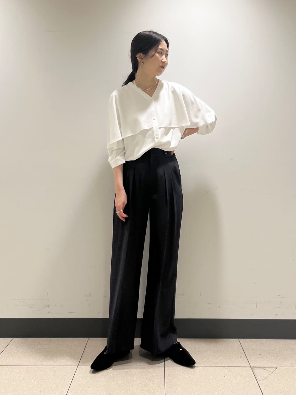 shokoさんの「INDIVI｜【羽織りとしても活躍！】ケープカラーブラウス」を使ったコーディネート