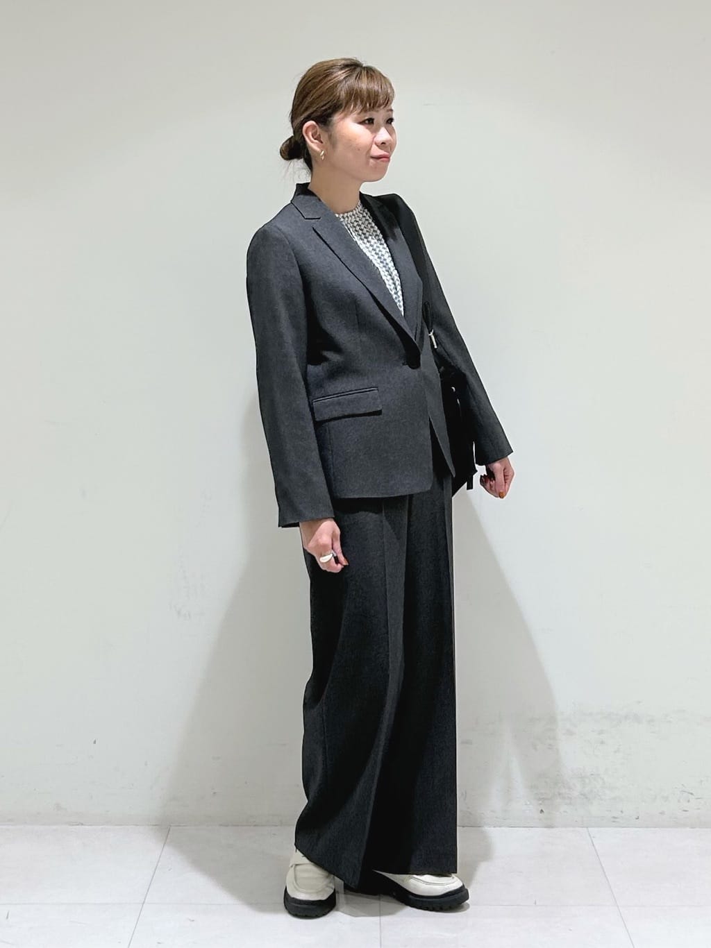 tsuyuさんの「INDIVI｜【通勤／オフィス】タックジョーゼットブラウス」を使ったコーディネート