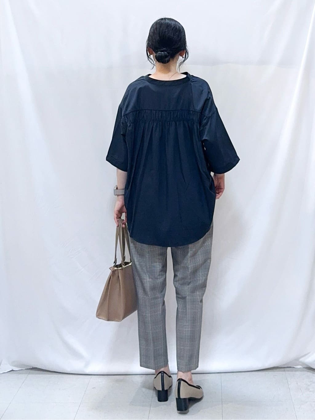 𝐇𝐢𝐫𝐨𝐦𝐢さんの「SHOO･LA･RUE｜【S-LL/洗濯後しわになりにくい】バックギャザーがアクセント スッキパーブラウス」を使ったコーディネート