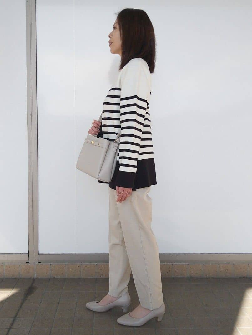 miさんの「grove｜【ふわっと心地よい足入れ】やわここち(R)Vカットパンプス」を使ったコーディネート