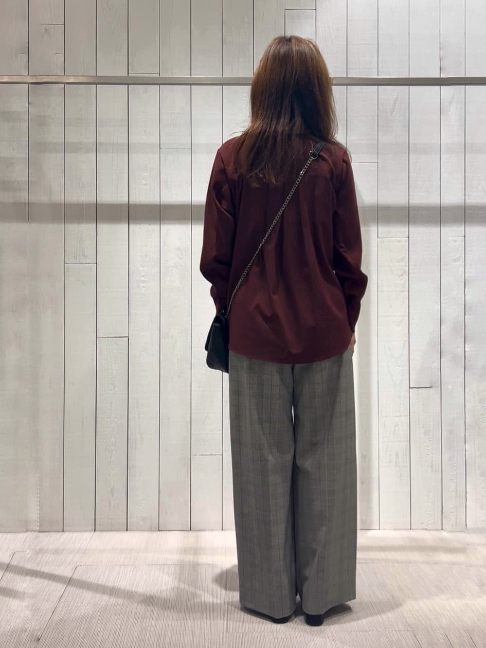 𝑹𝑶𝑴𝑰さんの「INDIVI｜【洗える／選べる8色】トーンアップニット」を使ったコーディネート