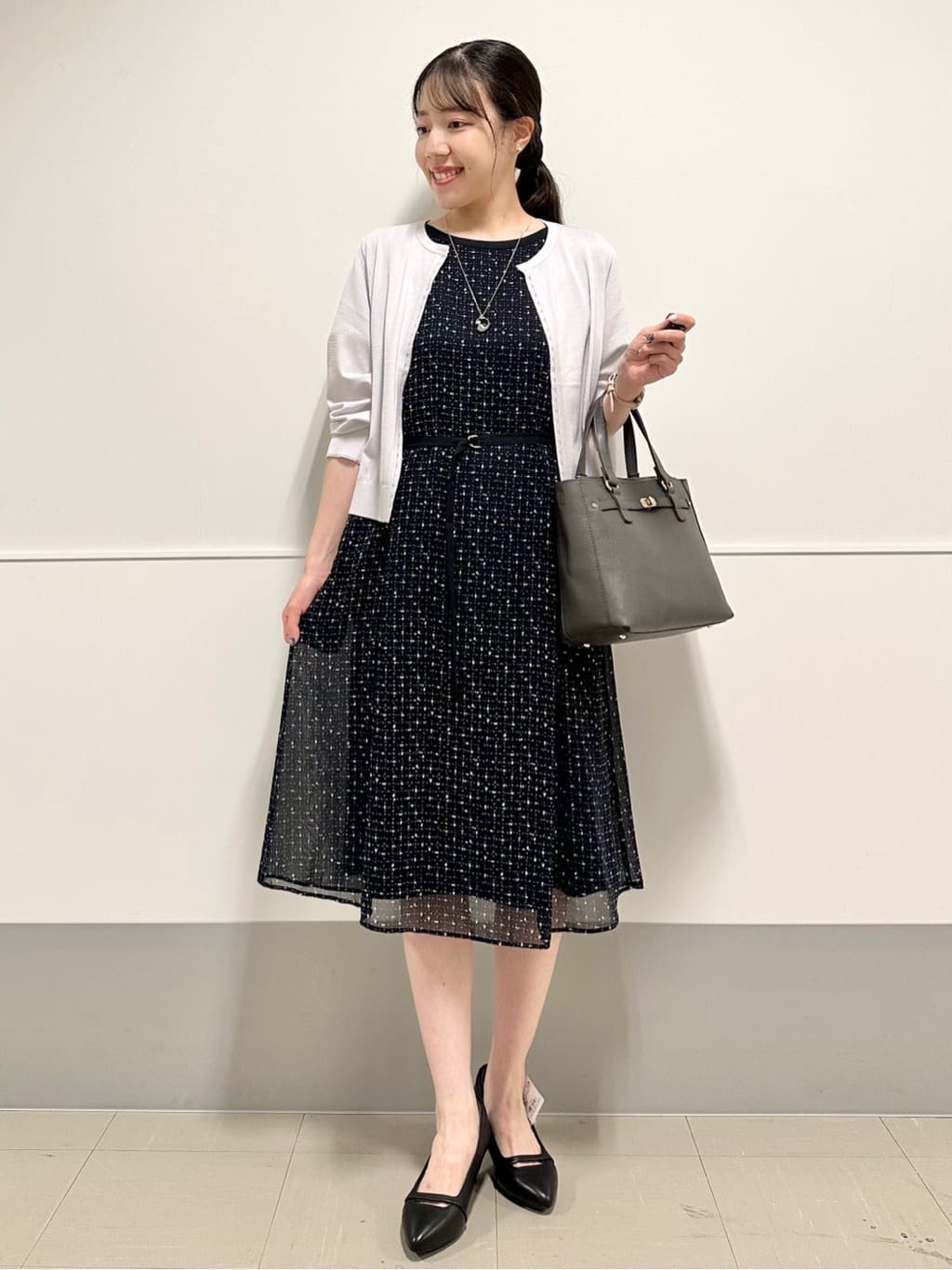 Momoさんの「Reflect｜【WEB先行カラーあり／マシンウォッシュ可／ナローベルト付き】オフボディツイードチェックワンピース」を使ったコーディネート