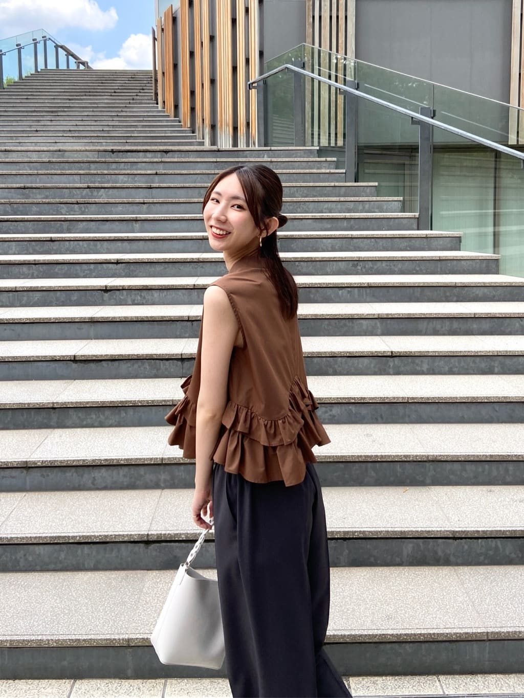 めぐさんの「OPAQUE.CLIP｜《Can Cam掲載》裾ラッフルフリルシャツ【洗濯機洗い可】」を使ったコーディネート