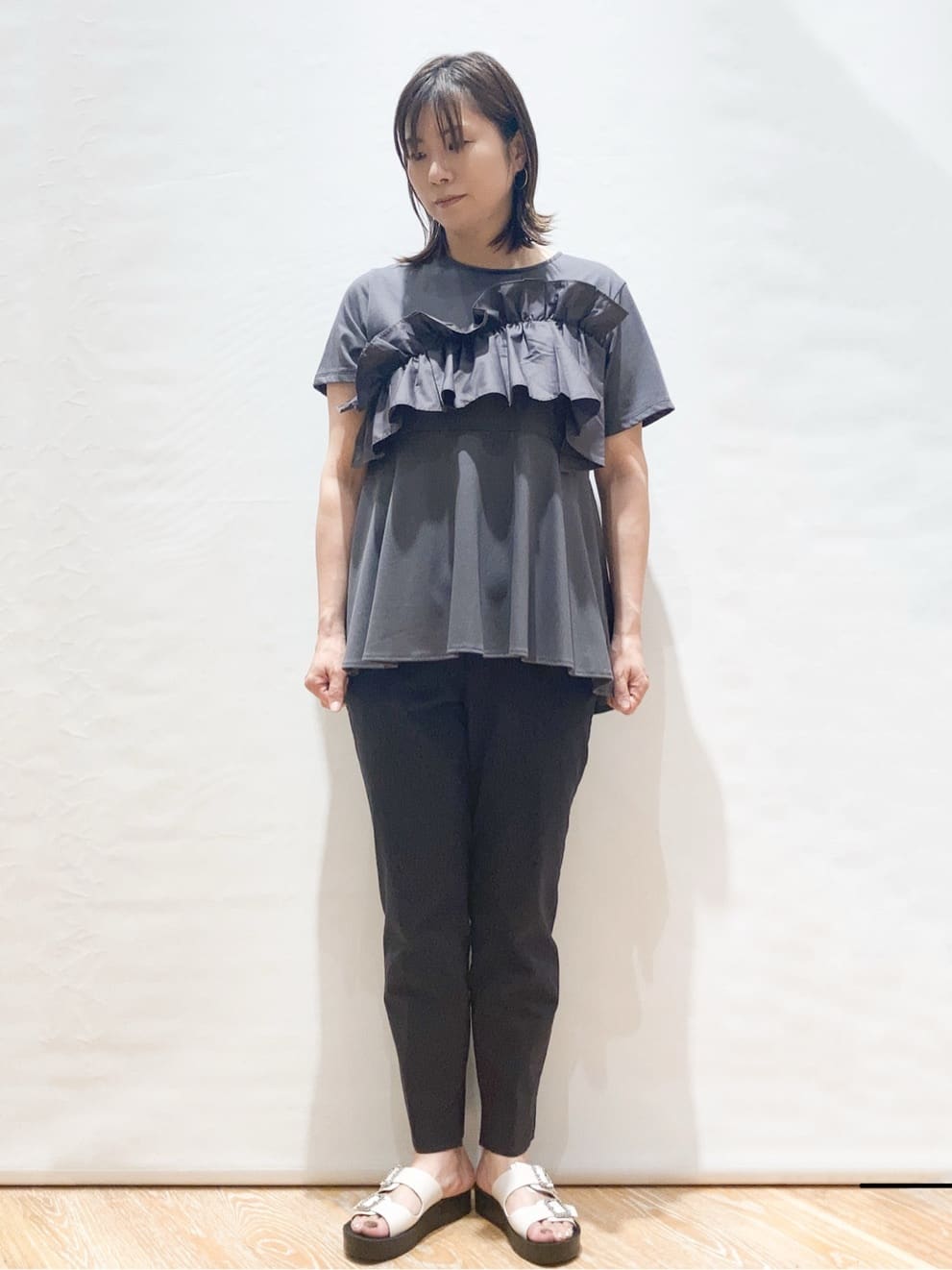 Shihoさんの「OPAQUE.CLIP｜◆フリルドッキングペプラムトップス【接触冷感／洗濯機洗い可】」を使ったコーディネート