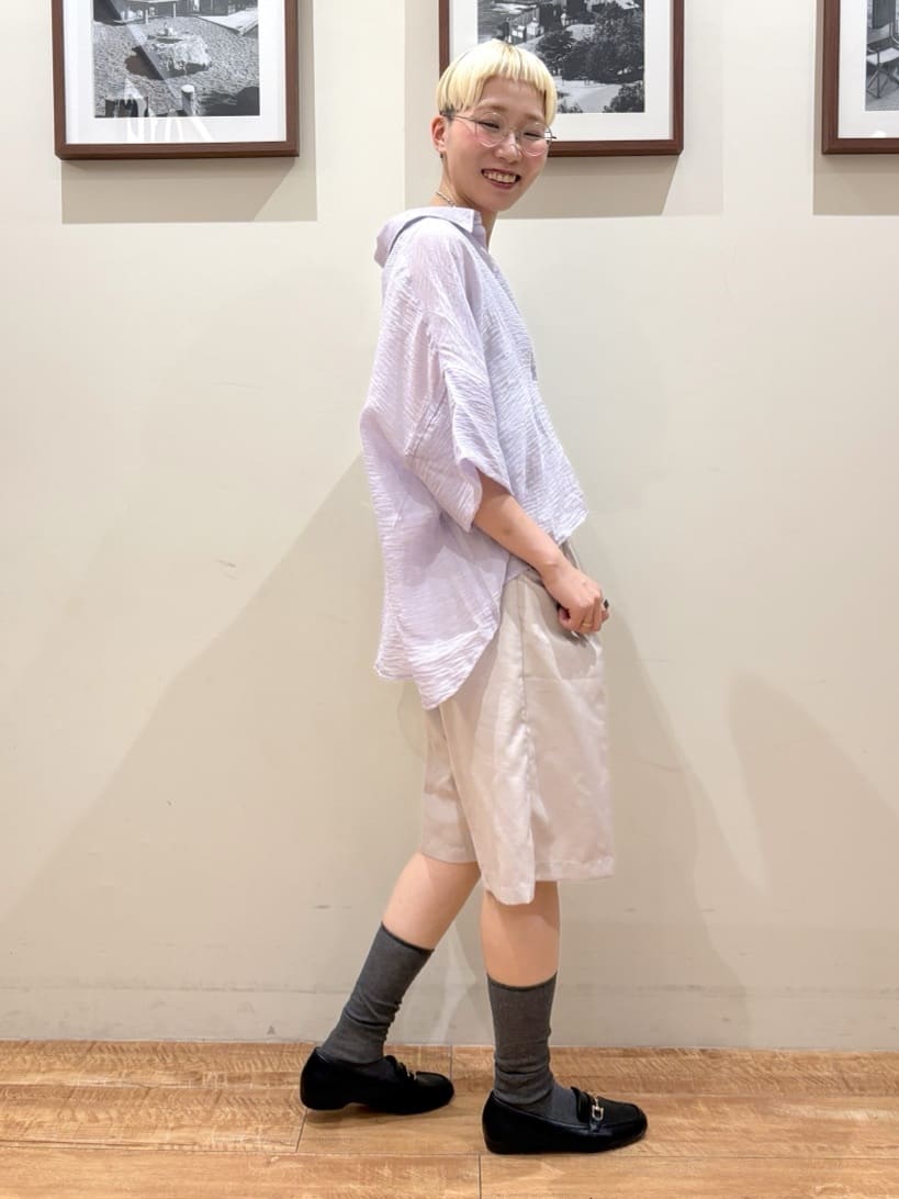 Ayumiさんの「SHOO･LA･RUE｜ゆるっと感がこなれ見え ワッシャーシアー半袖シャツ」を使ったコーディネート