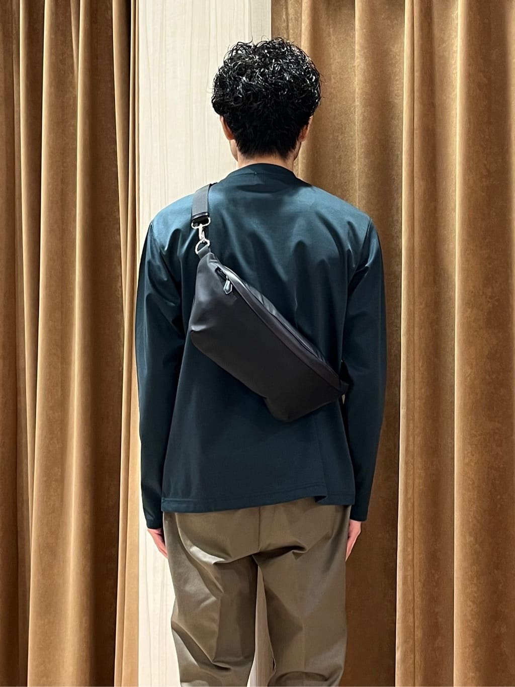 URAさんの「TAKEO KIKUCHI｜【オフィスカジュアル対応】ドレス チノパンツ」を使ったコーディネート