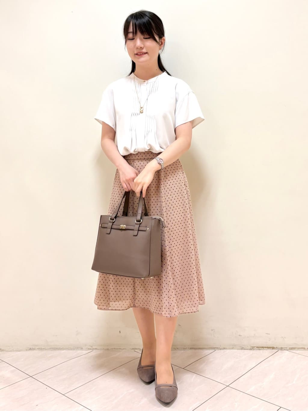 mikiさんの「Reflect｜【インナーに◎／すっきり見え！長め丈】タックデティールブラウス」を使ったコーディネート