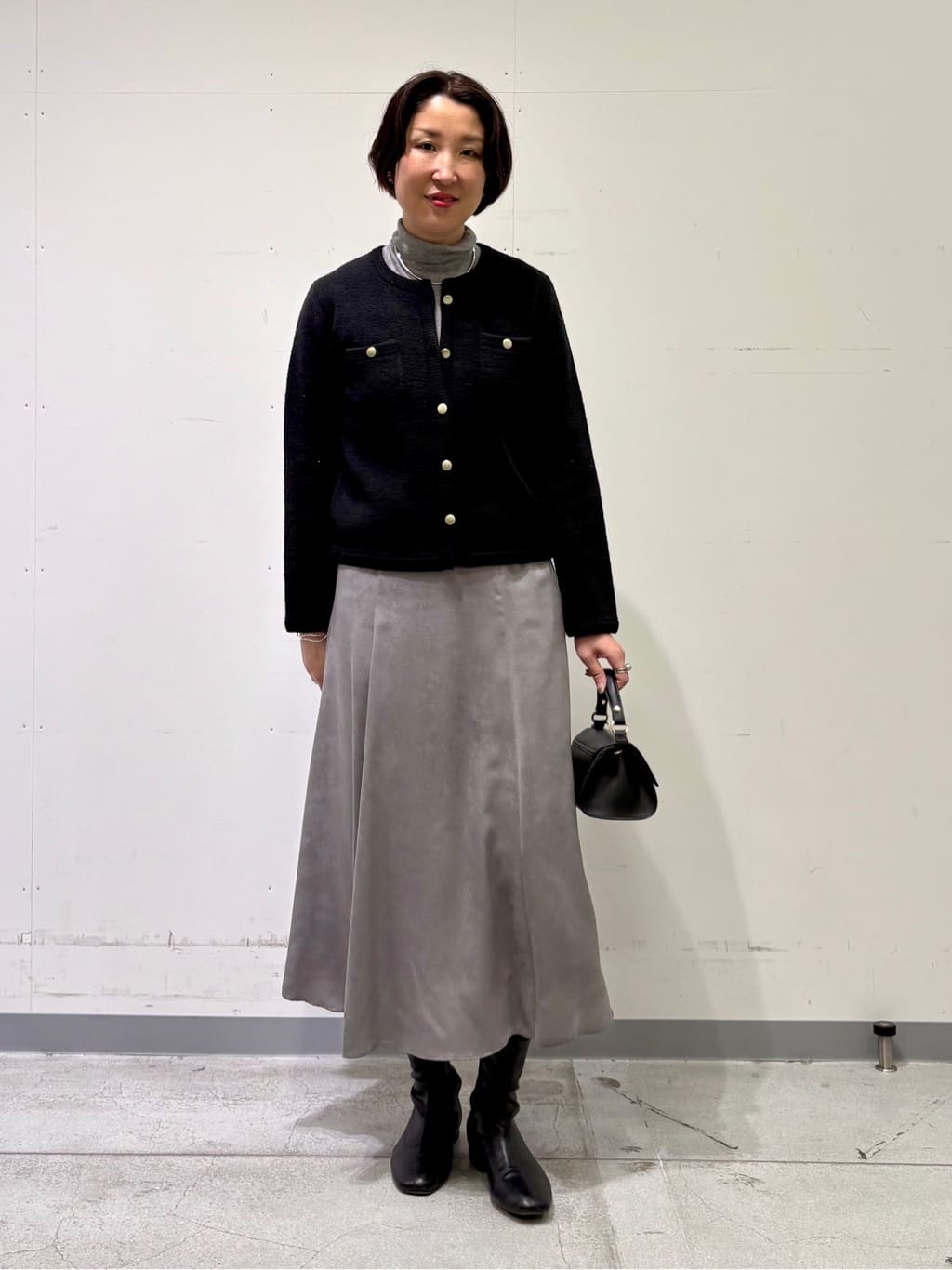 yuriさんの「INDIVI｜【UVケア／セットアップ可能】スエード調サテンスカート」を使ったコーディネート