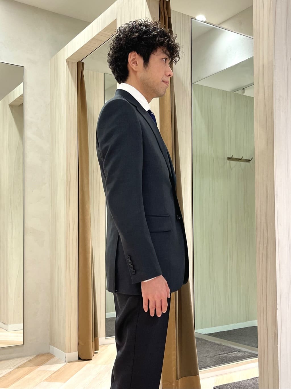 URAさんの「TAKEO KIKUCHI｜【Three by Three】シャイニーシャークピンヘッド スーツ/3ピース対応可」を使ったコーディネート