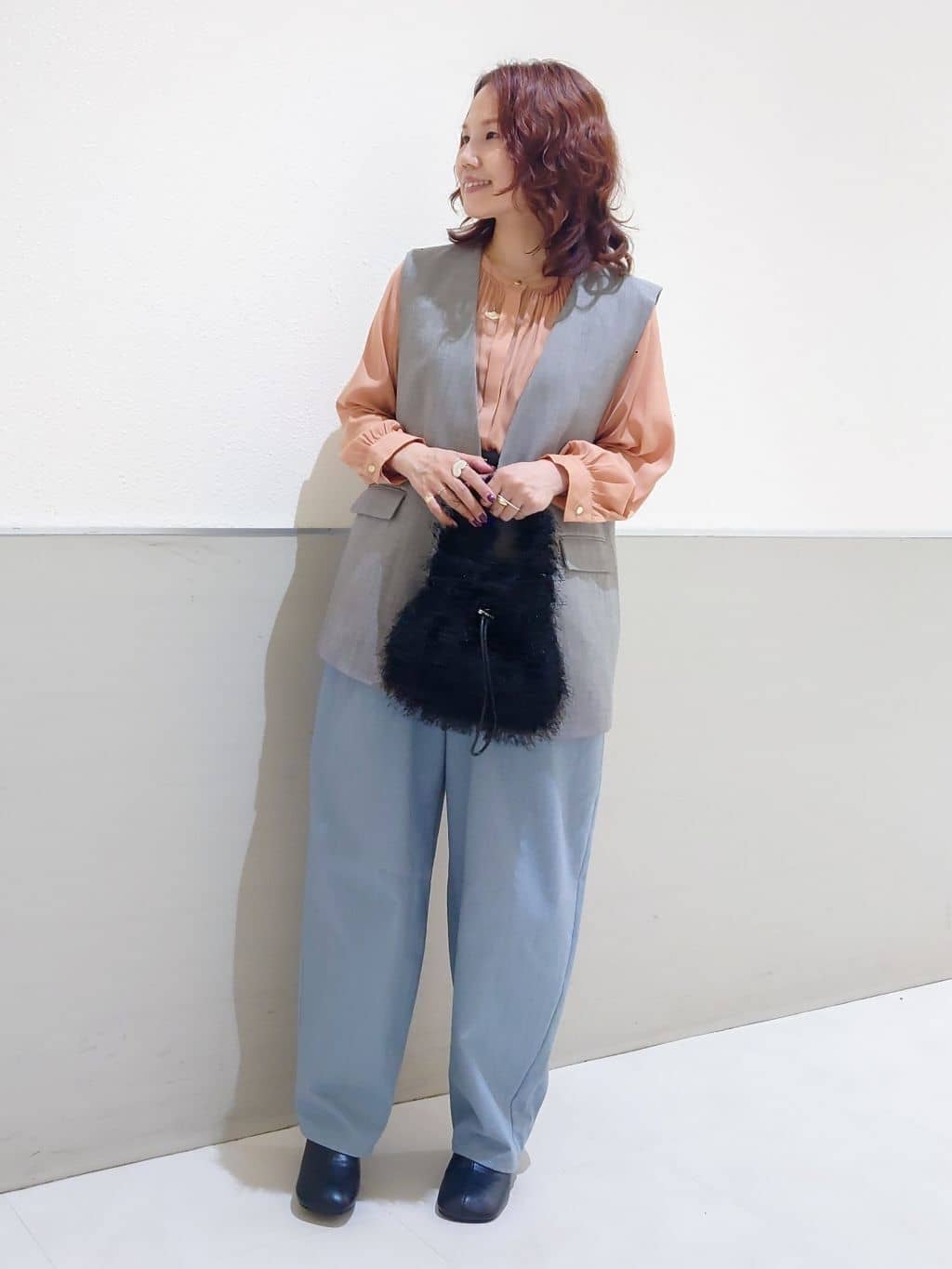 maruさんの「THE SHOP TK｜フリンジボア巾着バッグ」を使ったコーディネート