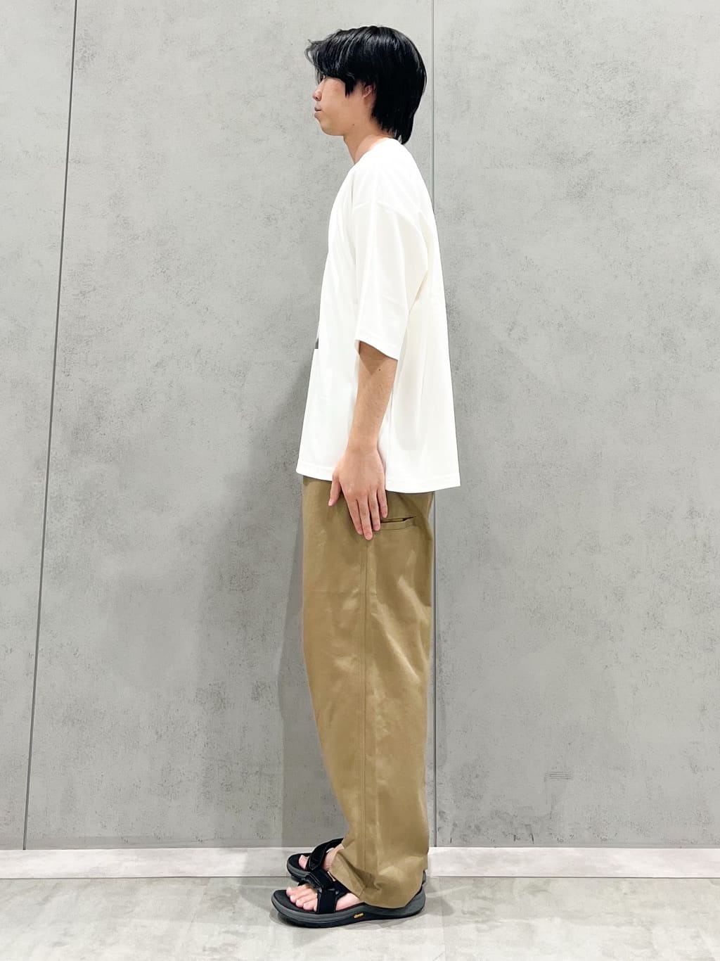 SHI-MAさんの「THE SHOP TK｜ツイルチノワイドパンツ」を使ったコーディネート